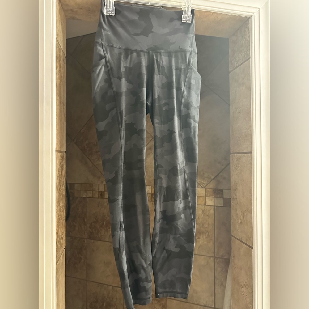 Lululemon Align 25” with pockets in black camo size 4 - Picture 3 of 9